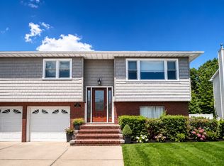 120 42nd St, Lindenhurst, NY 11757