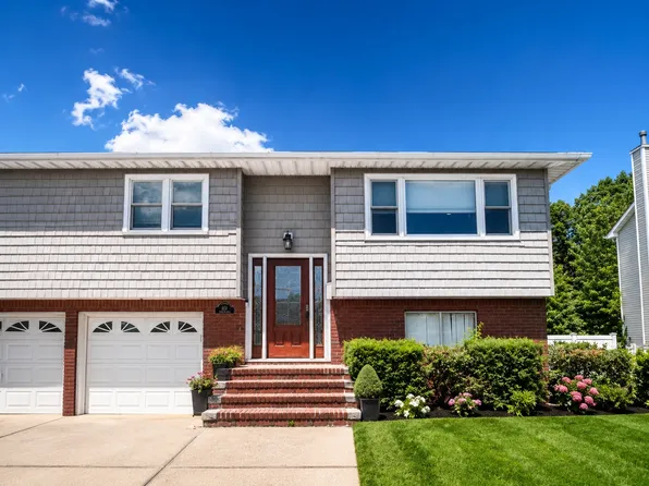 120 42nd St, Lindenhurst, NY 11757