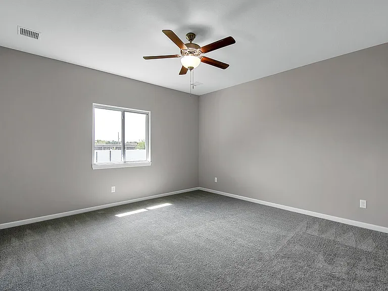 904 N Cloverleaf St — Photo 11