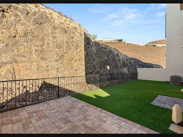 350 Solitude Peak Ln — Photo 14