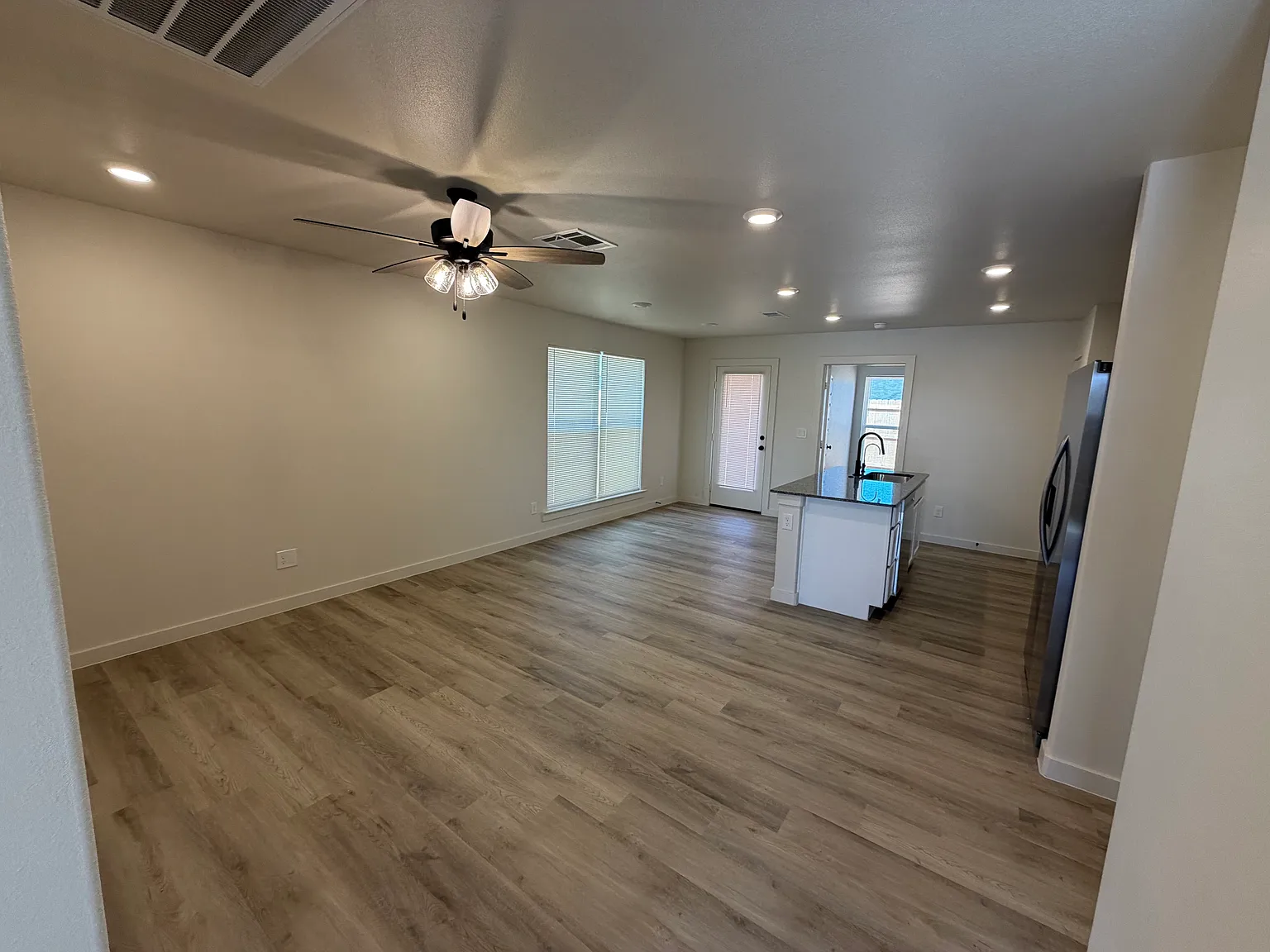 3 bed, 1100 sqft, $2,100 — Photo 3