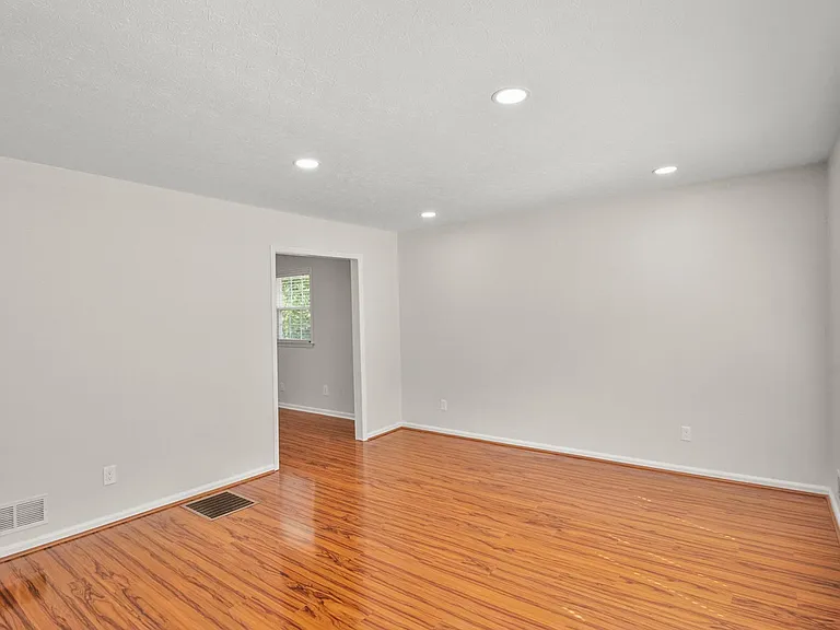 1399 Lockwood Dr SW — Photo 5