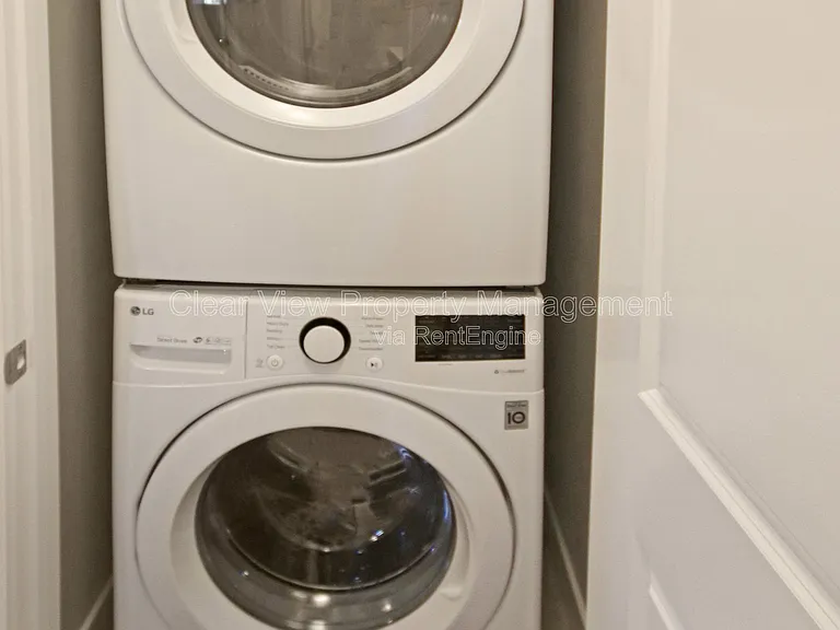 338 Skeena Cres W #LOWER LEVEL — Photo 7