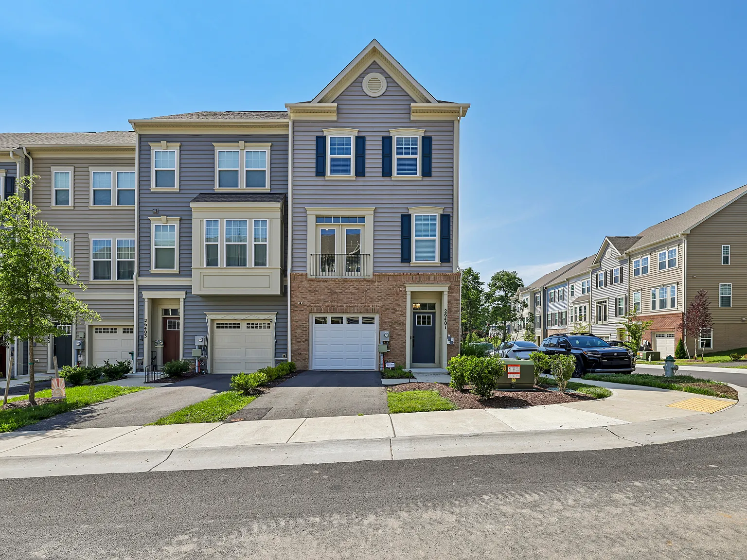 4 bed, 3.5 bath, 2212 sqft, $4,900 — Photo 1