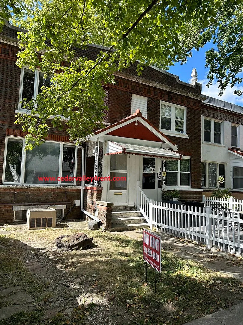 2 Bedroom, 1 Bathroom Townhouse for Rent- 434 Oaklawn — Photo 1