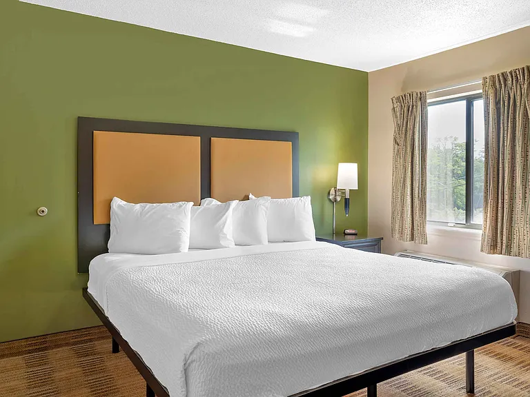 1 Bedroom Suite - 1 King Bed