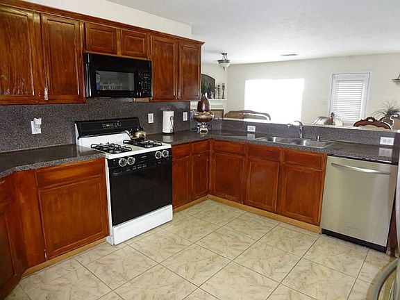 Veiw looking through kitchen