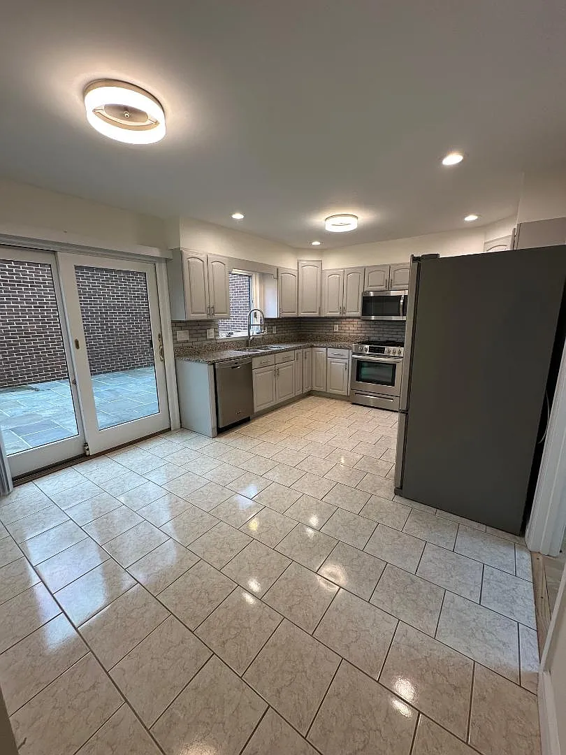 4 bed, 2.5 bath, 2683 sqft, $5,995 — Photo 4