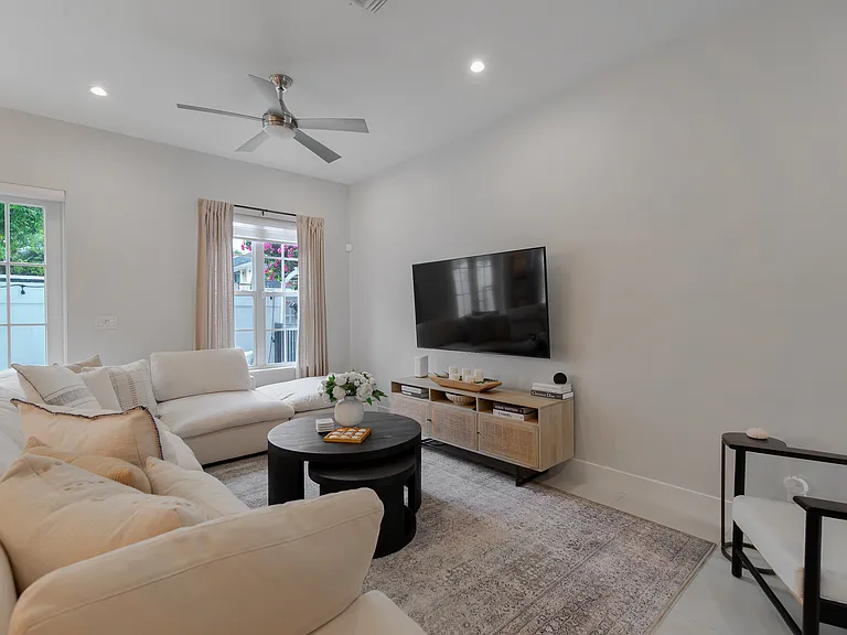918 Saint George Blvd — Photo 5