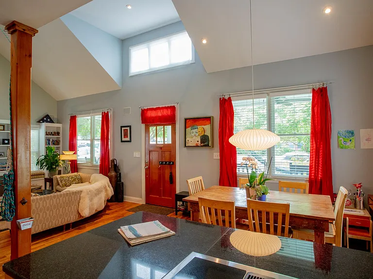 Luxury cozy living, The Nelson Wells House - Athens Georgia. Comfy downtown living near UGA, 2 hospitals, Med school, & Vet Medicine, University of Georgia