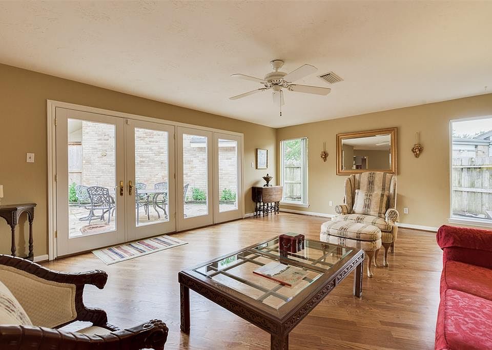 Welcome home to this traditional beauty in prestigious Fleetwood. This PATIO home is nestled in a quiet cul-de-sac with access to many shaded and landscaped pathways.