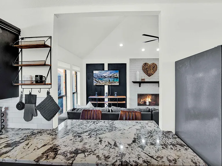 8060 Christie Dr — Photo 6