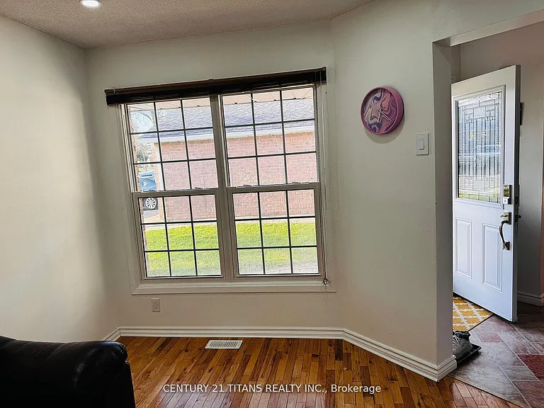 20 Hemingford Pl — Photo 3