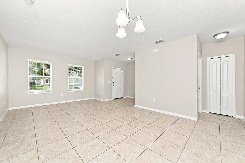 4 bed, 2.0 bath, 1976 sqft, $2,145 — Photo 4