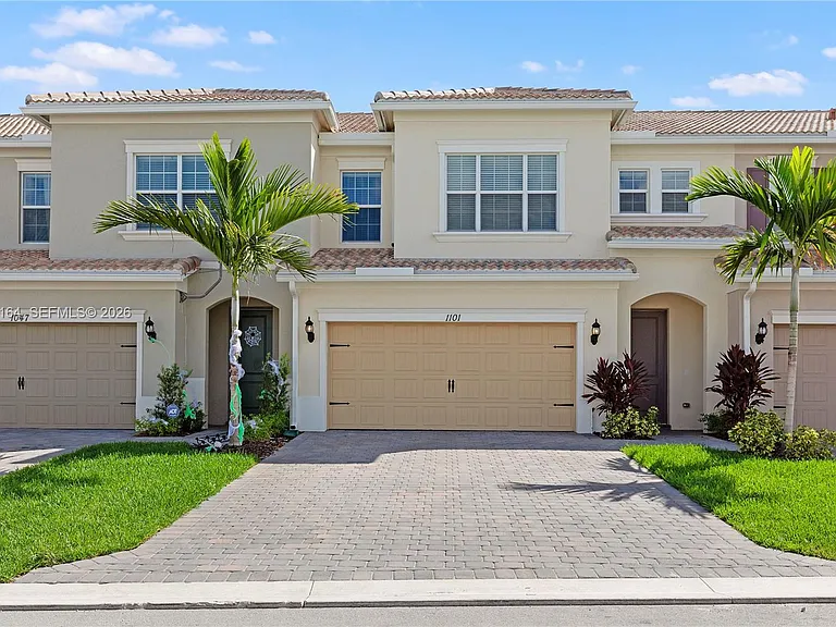 1101 Banyan Dr — Photo 2