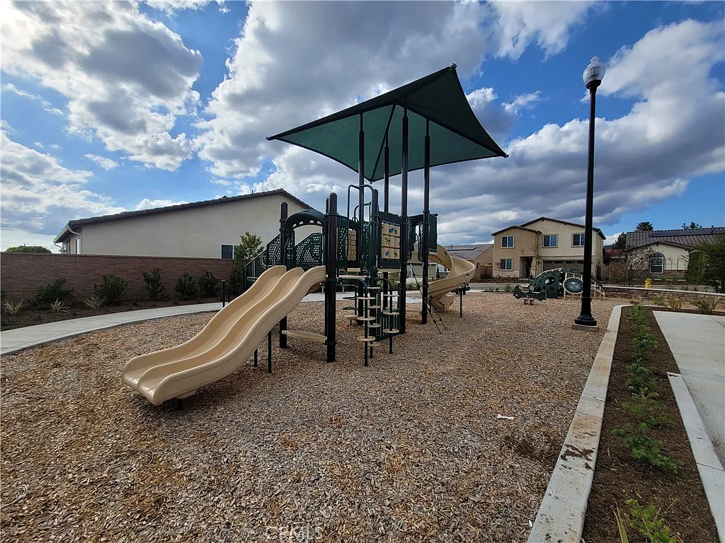 5 bed, 2712 sqft, $3,395 — Photo 4