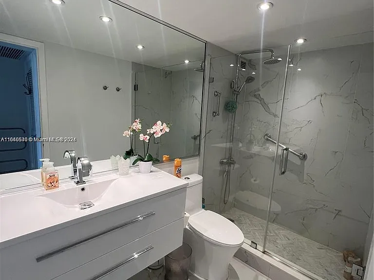 5555 Collins Ave #7T — Photo 12