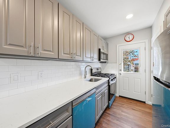 4th image of 18 Grand Street