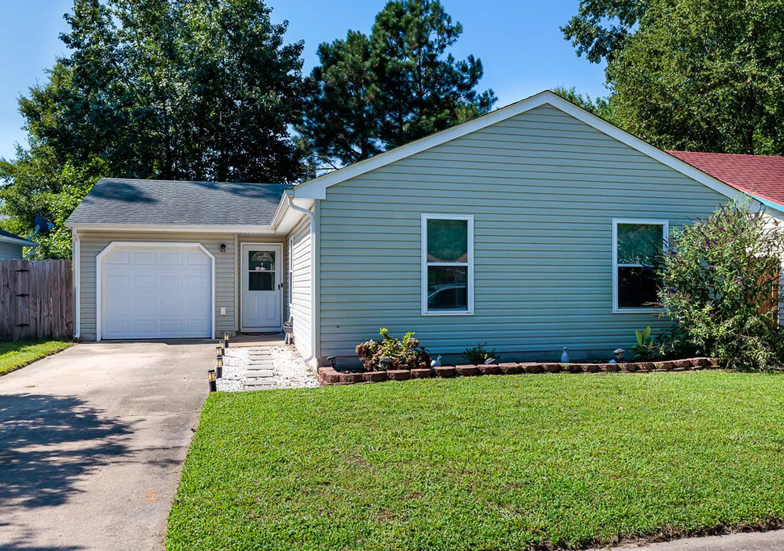 Welcome to this well-kept 1-story home with 3 bedrooms and 2 bathrooms in the heart of Virginia B... — Photo 3