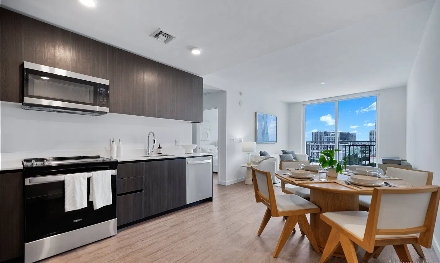 2 bed, 960 sqft, $3,370 — Photo 2