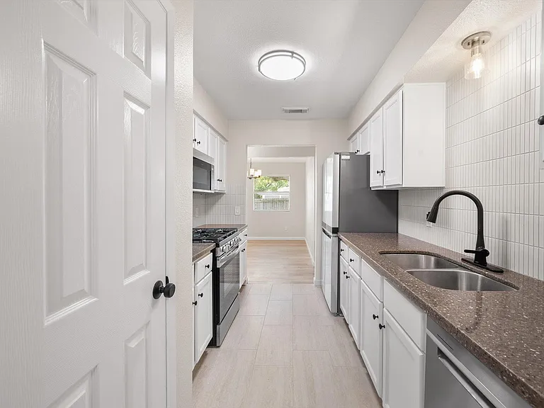 10300 E Rutland Vlg — Photo 14