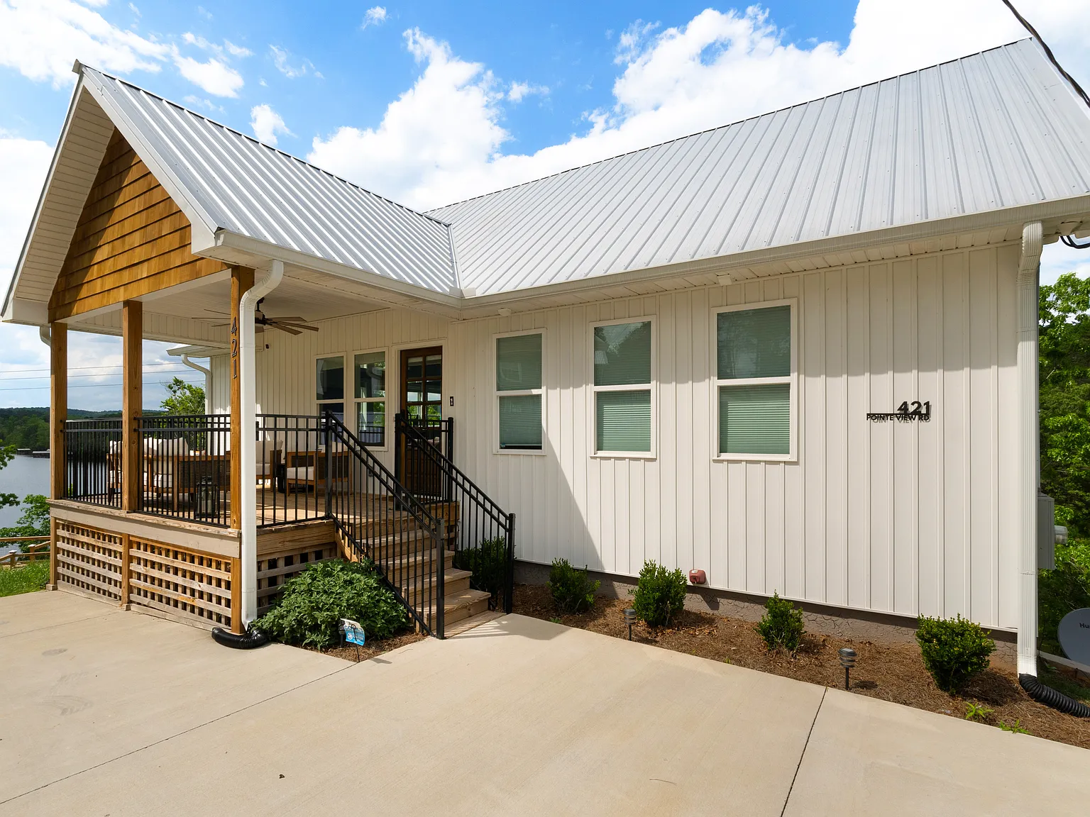 421 Pointe View Rd — Photo 3