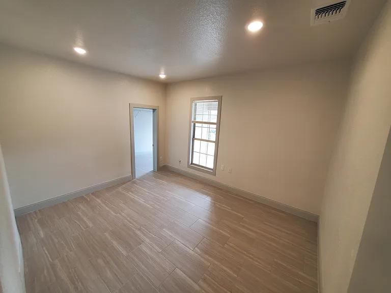 1923 W Poplar St — Photo 19