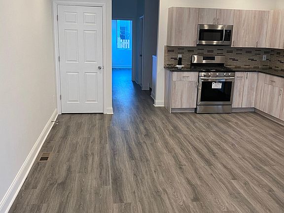 3rd image of 1527 Carpenter St Floor 1