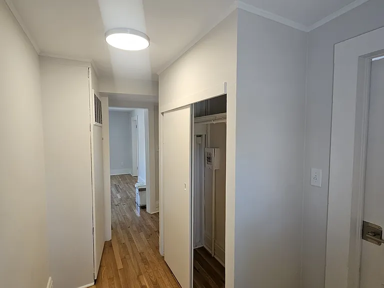 403 S 6th Ave — Photo 9