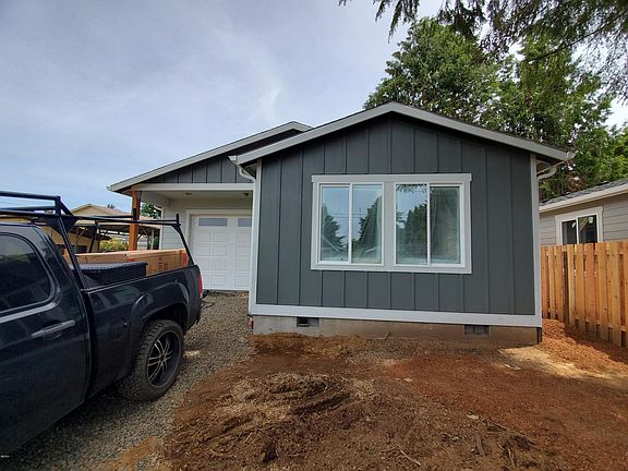 2nd image of 324 SE Reef Ave