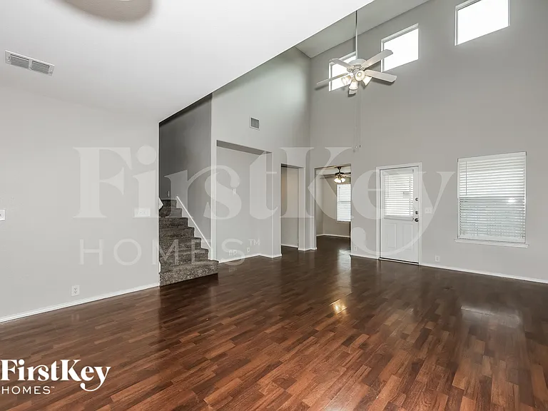 4500 Chris Dr — Photo 2