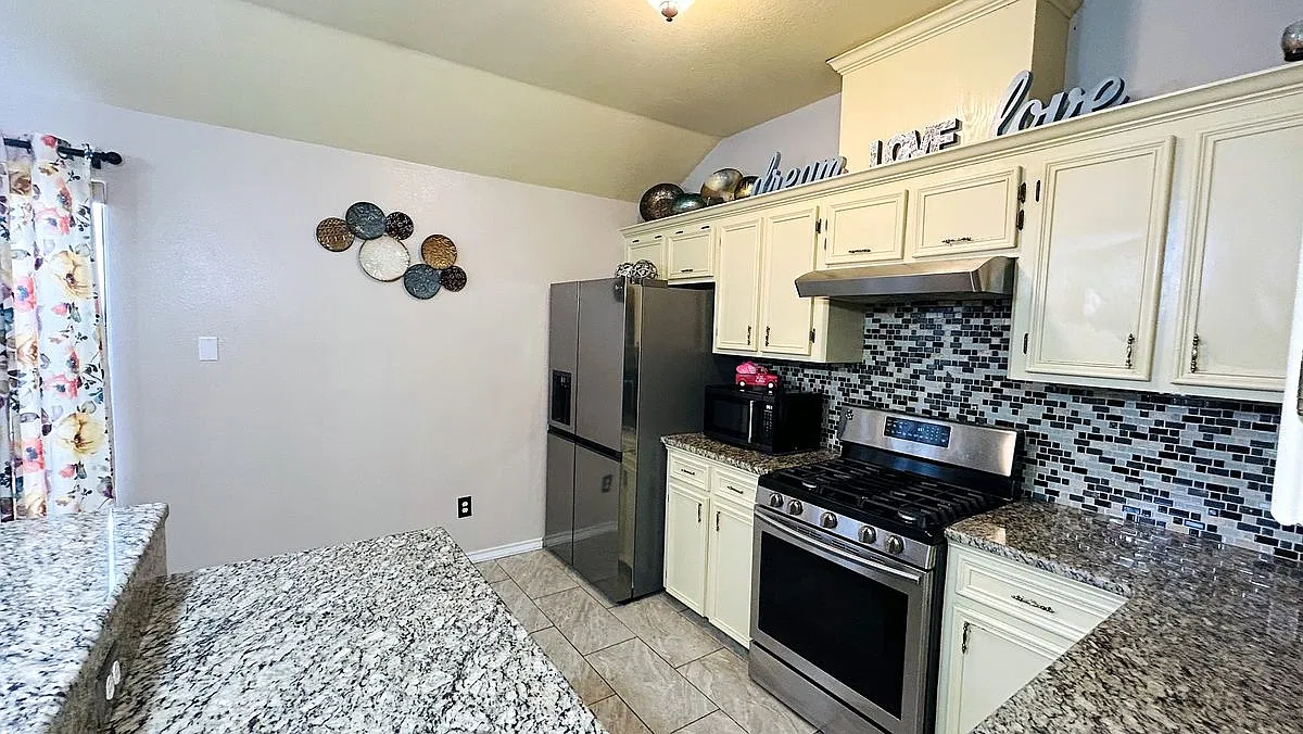 3 bed, 2.0 bath, 1336 sqft, $1,950 — Photo 4