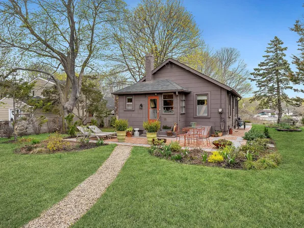 18 Canal St, Hampton Bays, NY 11946