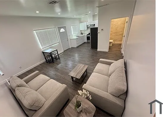247 E Adams Blvd #B — Photo 2