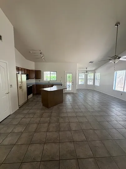 4 bed, 2311 sqft, $2,395 — Photo 4