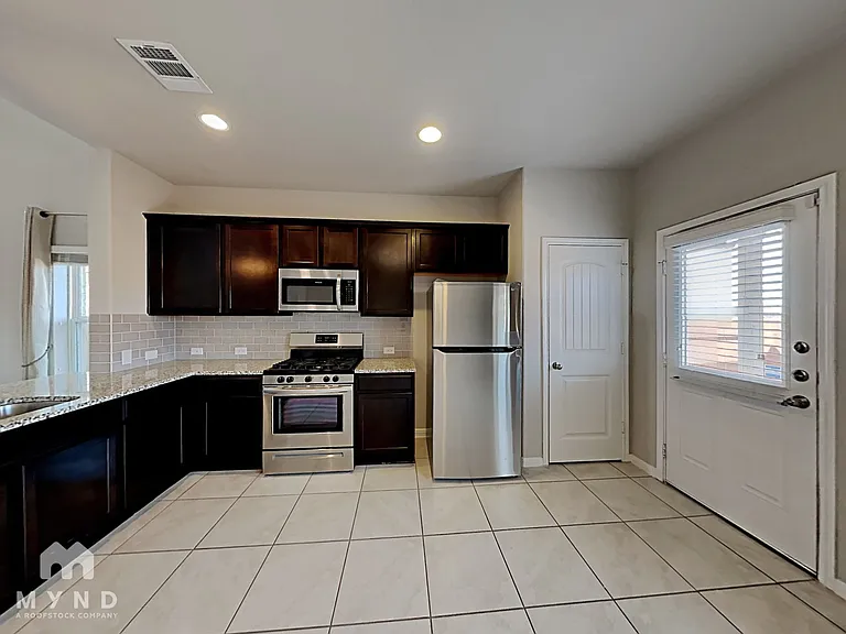 1129 La Conterra Blvd — Photo 4