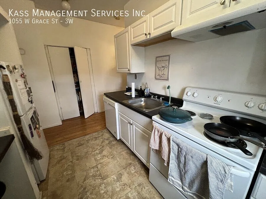 Charming 3 bed 1 bath Apartment Steps from Wrigley — Photo 4