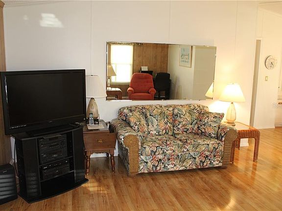 5th image of 817 Newbury Ct