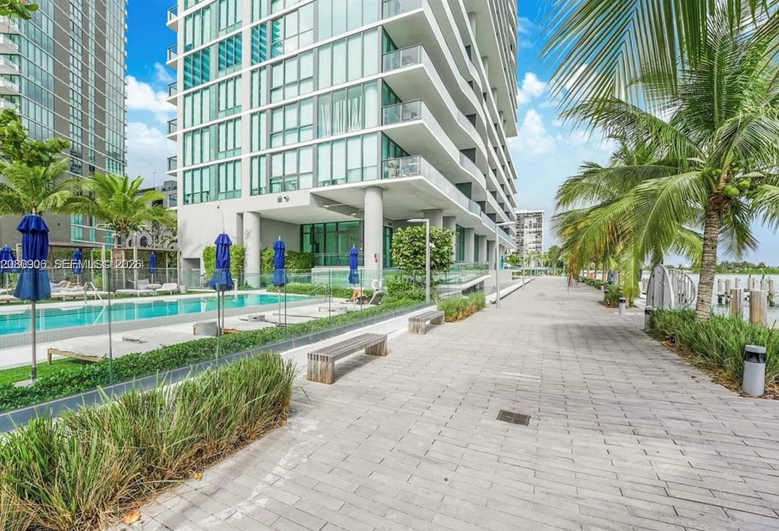 One Paraiso Condo — Photo 2