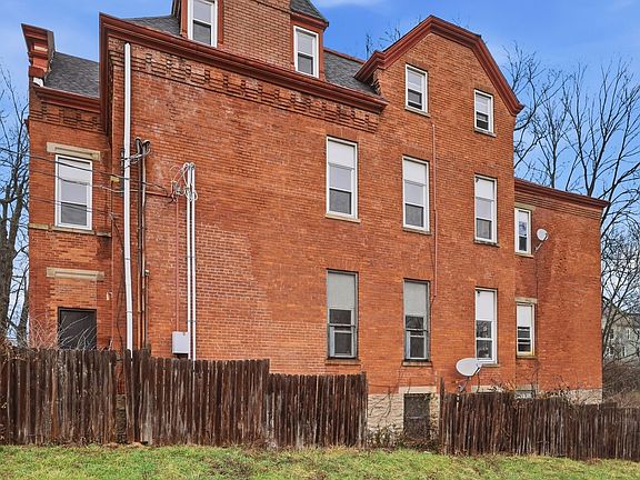 3rd image of 2232 Saint James Ave APT 258