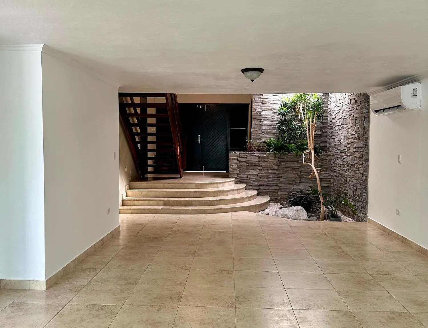 4 bed, 2.5 bath, 2400 sqft, $4,000 — Photo 2