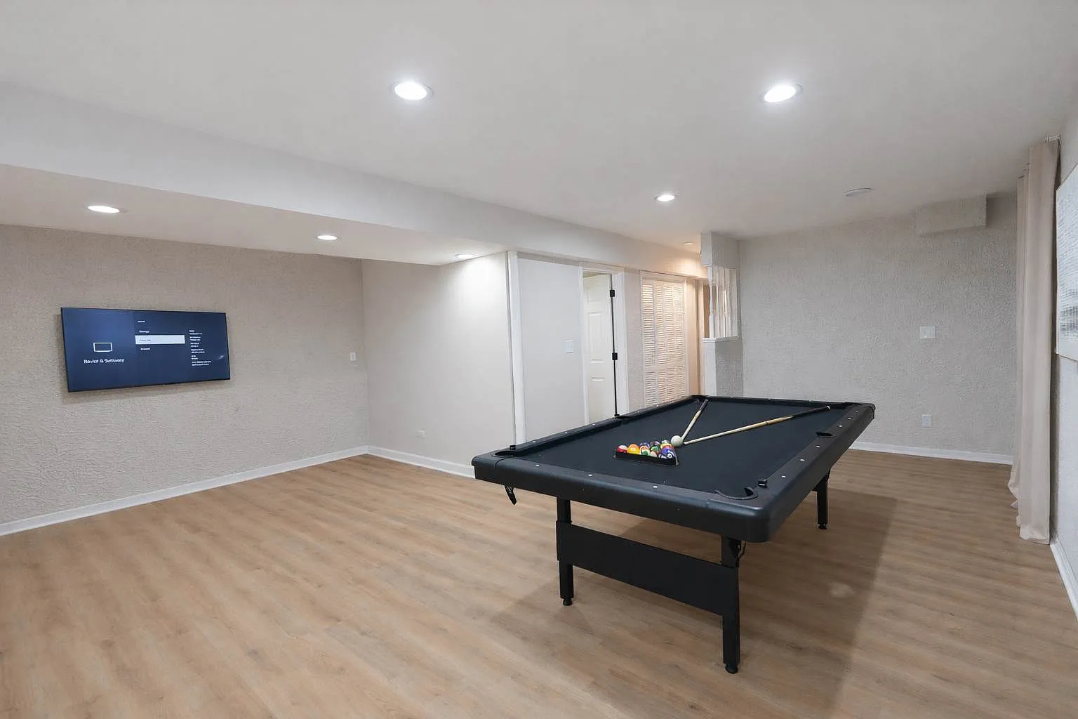 4 bed, 2200 sqft, $8,100 — Photo 2