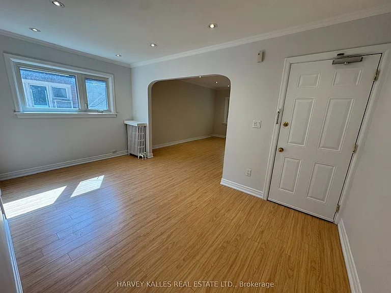 38 Strathgowan Ave #UPPER — Photo 3