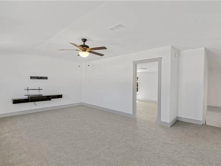 718 W Maple St — Photo 23