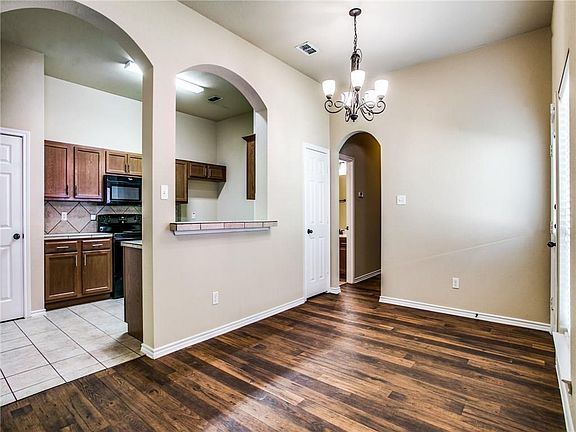 4th image of 2404 Ravenwood Ct