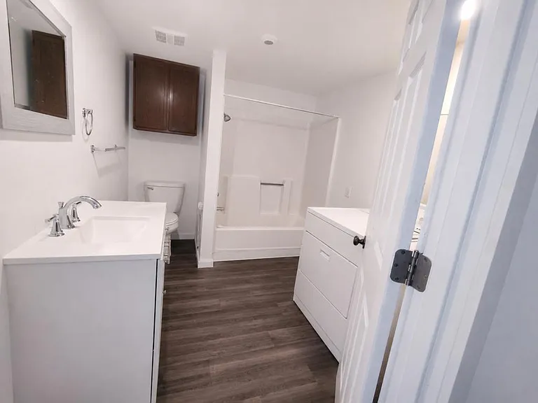 304 10th Ave NE #5 — Photo 3