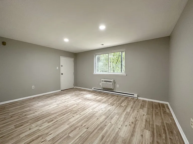 Woodland Manor Apartments — Photo 15