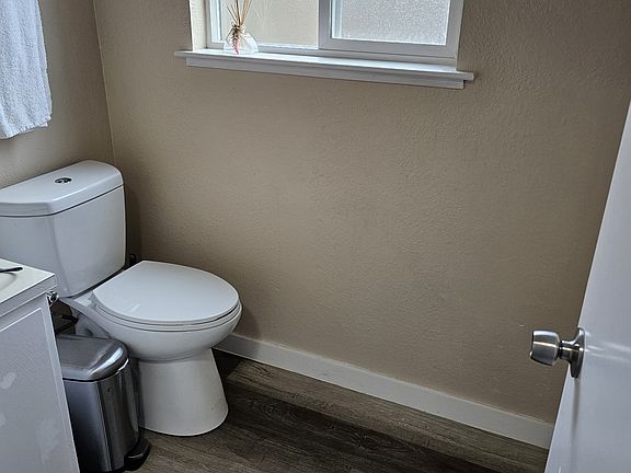 4th image of 923 E Marine View Dr #B