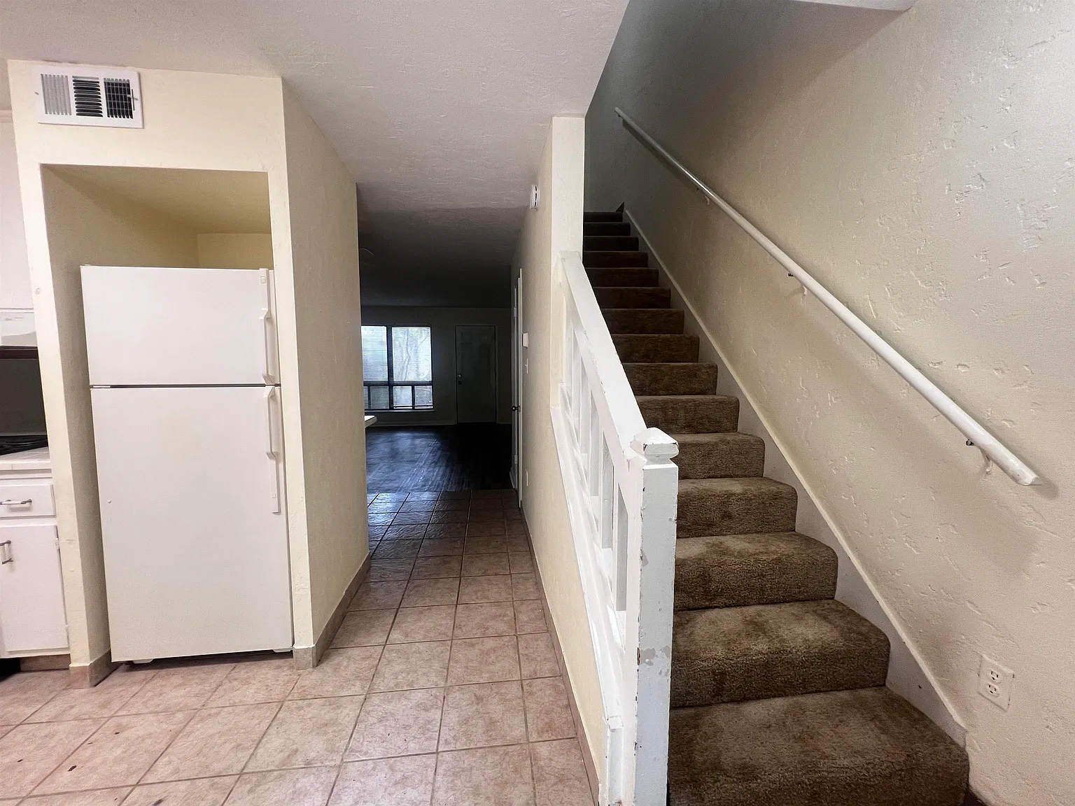2 bed, 1.5 bath, 1000 sqft, $1,100 — Photo 3