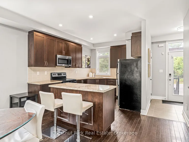 65 Rockmount Cres — Photo 6